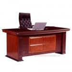 Bàn giám đốc mặt lượn cong, có tấm PVC trang trí DT1890H36