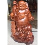 Tượng gỗ Di Lặc xâu tiền may mắn